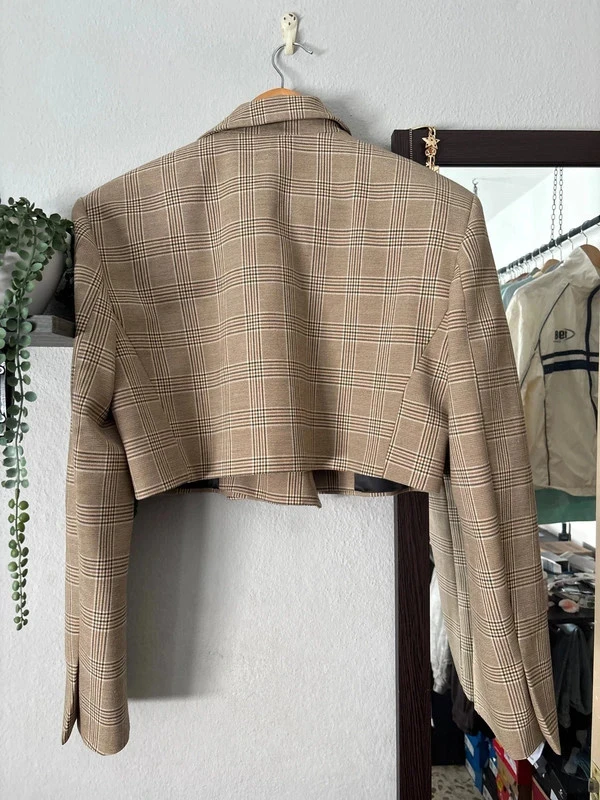 Chaqueta cropped con hombreras de Zara – photo 4